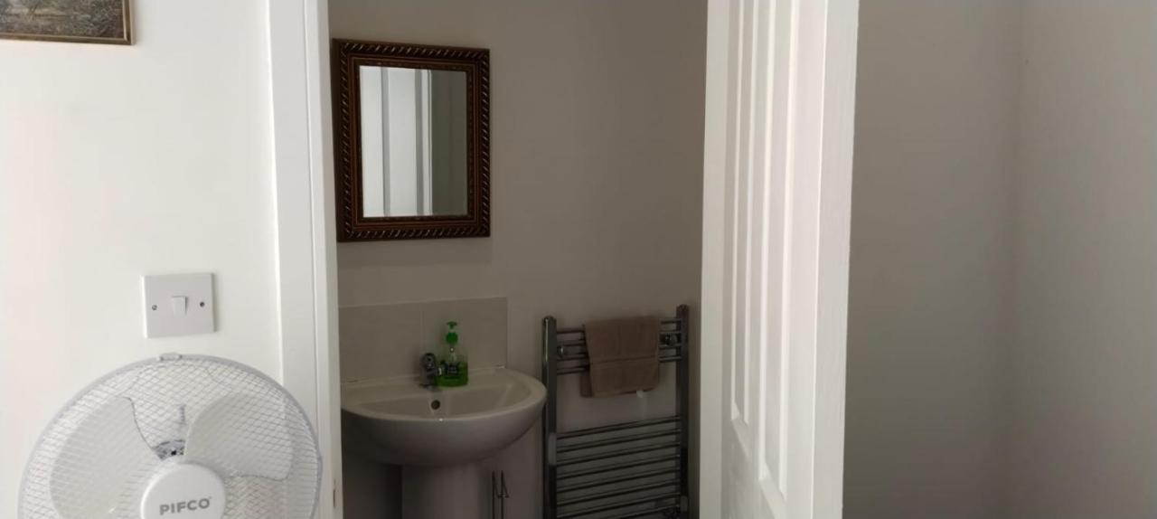 White House Ensuite Double Bedroom Warrington  Esterno foto